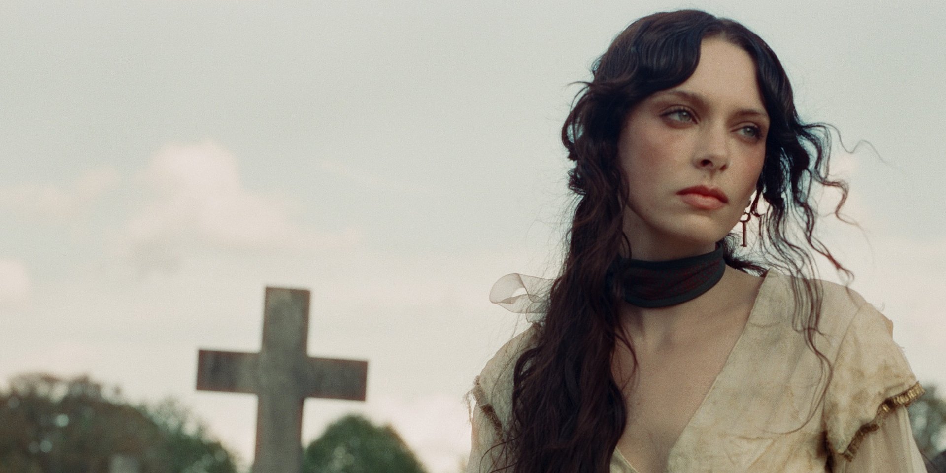 Holly Humberstone w tytułowym utworze z nadchodzącej płyty „Cruel World”