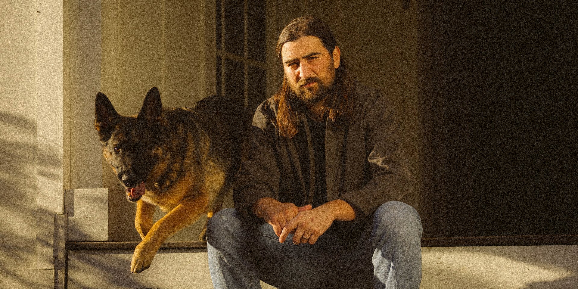 Noah Kahan czeka z włączonym światłem