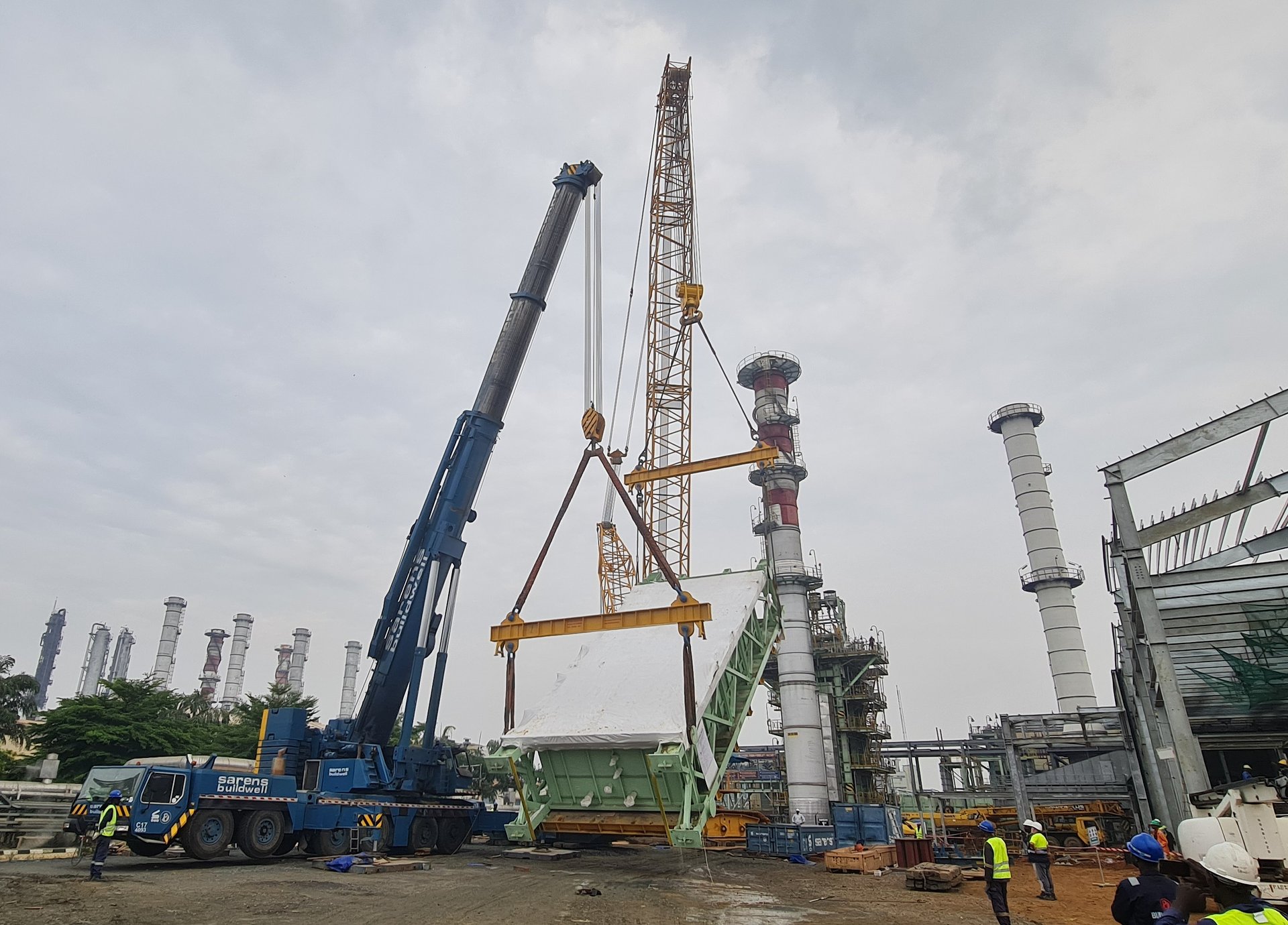 Sarens Buildwell performs the haulage and installation of two HRSG modules weighing over 150 tons at the Indorama Fertilizer plant in Nigeria