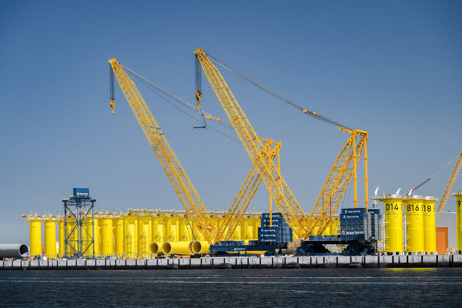 Sarens achieves industry first with tandem operation of two giant ring cranes at SIF rotterdam