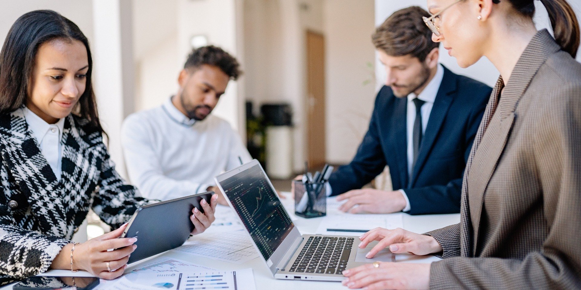 Od hype’u do twardych decyzji – mniej obietnic, więcej długofalowych inwestycji [raport]