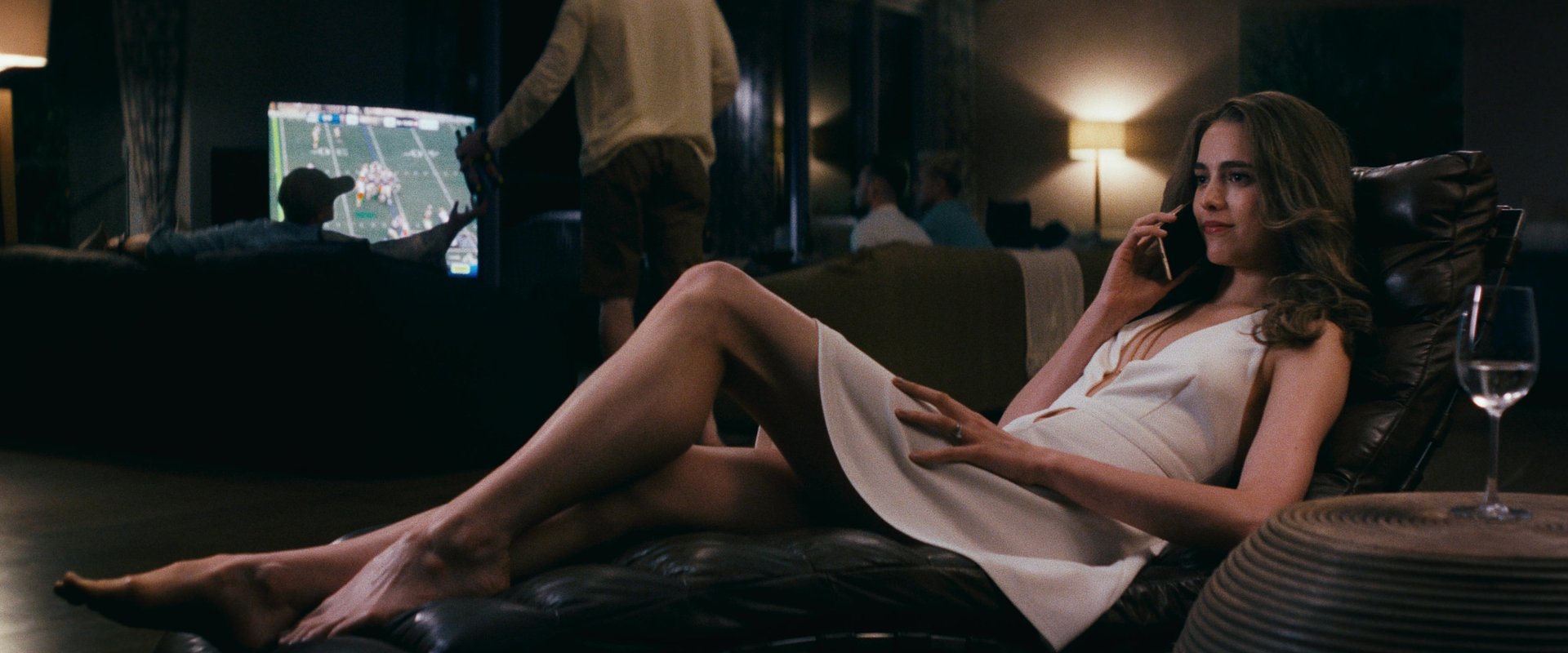 Zobacz, jak Margaret Qualley wodzi za nos Glena Powella!