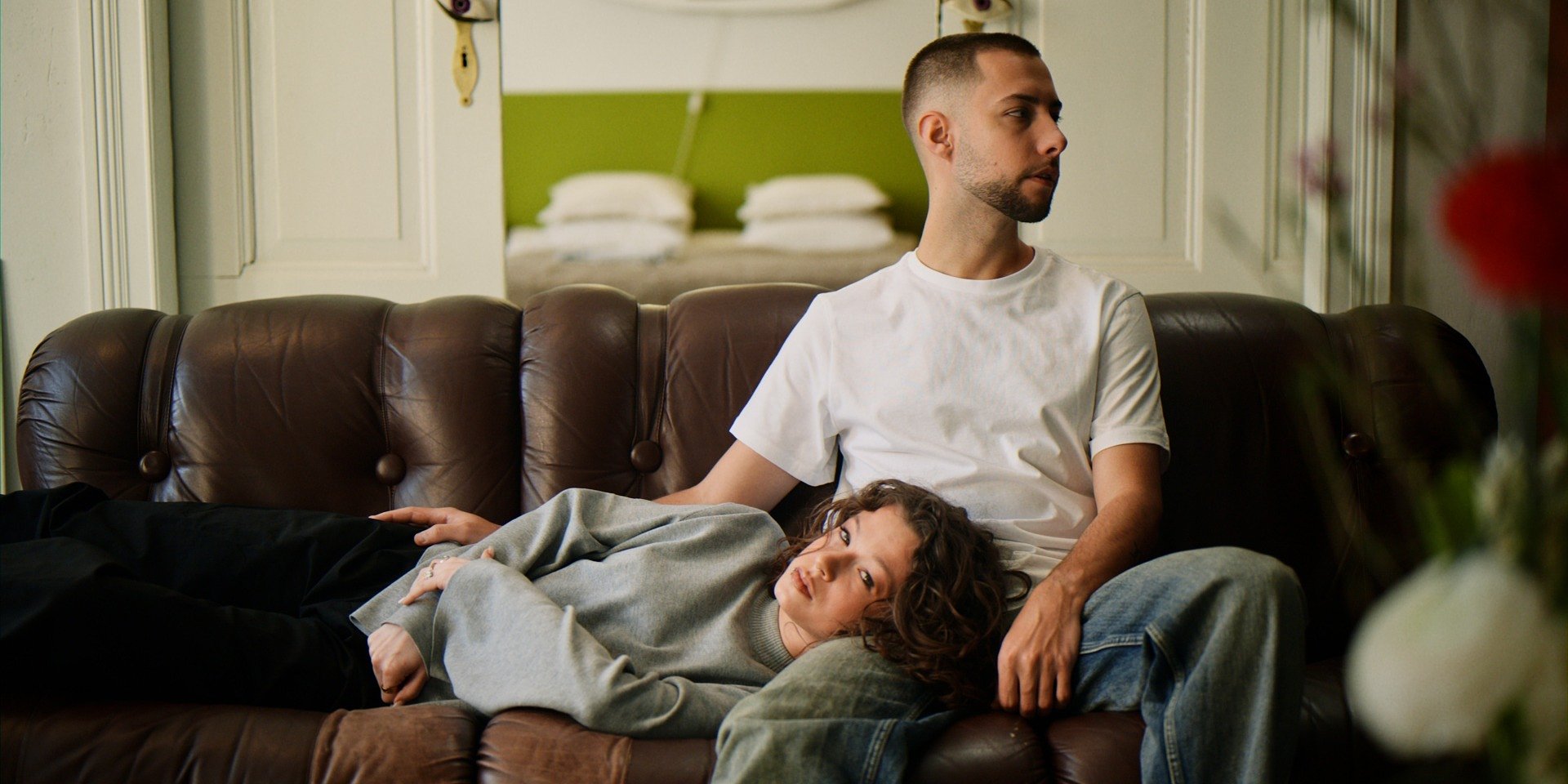 Zuza Jabłońska w nowym singlu „Jak to jest” z gościnnym udziałem Michała Szczygła