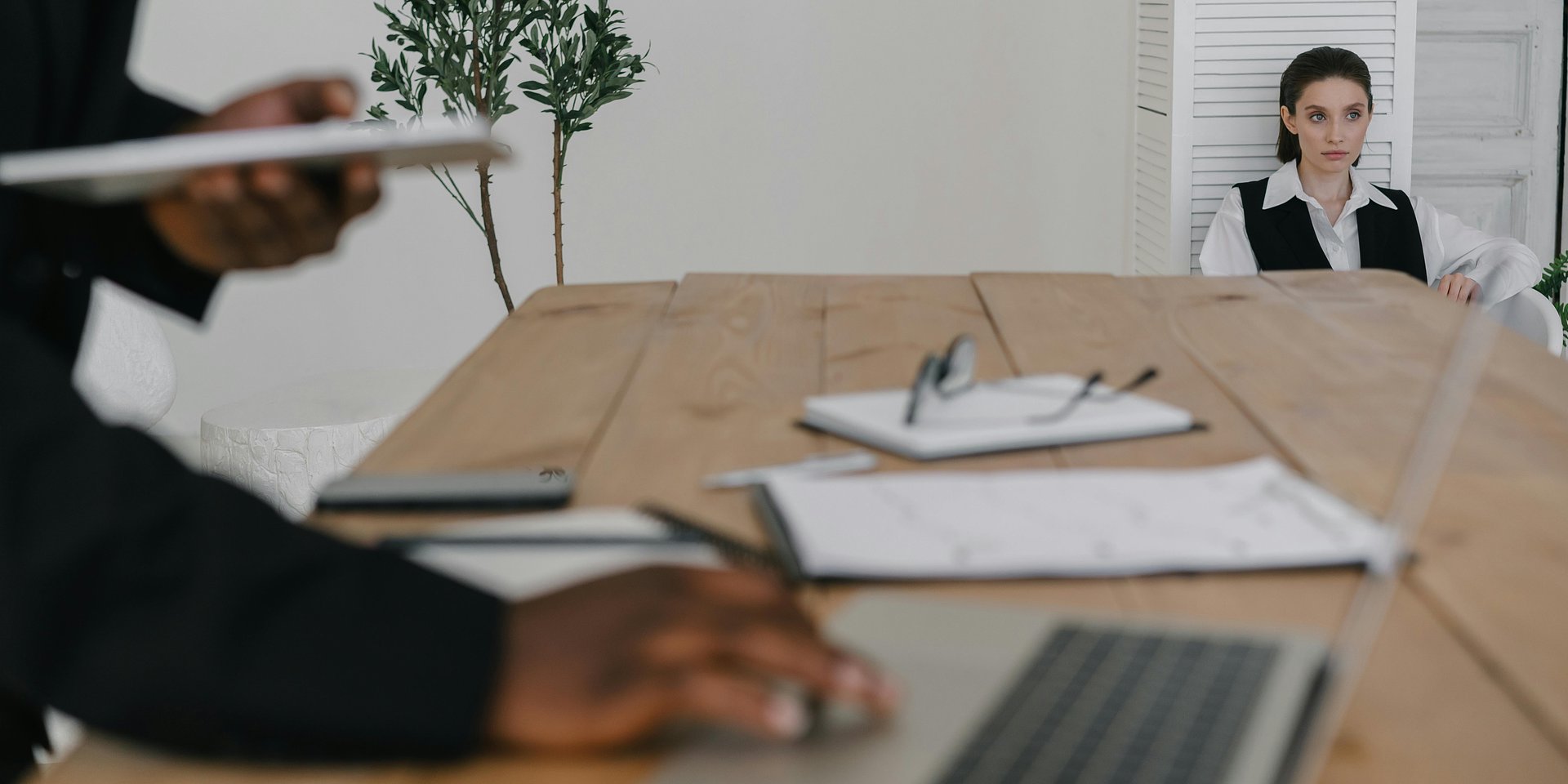 Procesy rekrutacyjne są sprawniejsze, ale… kandydaci mniej zadowoleni. Raport “Rekrutacyjne KPI H2 2025” od eRecruiter