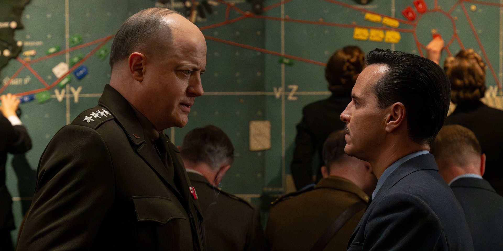 Nagradzani Brendan Fraser i Andrew Scott na plakatach filmu NIEBO NAD NORMANDIĄ