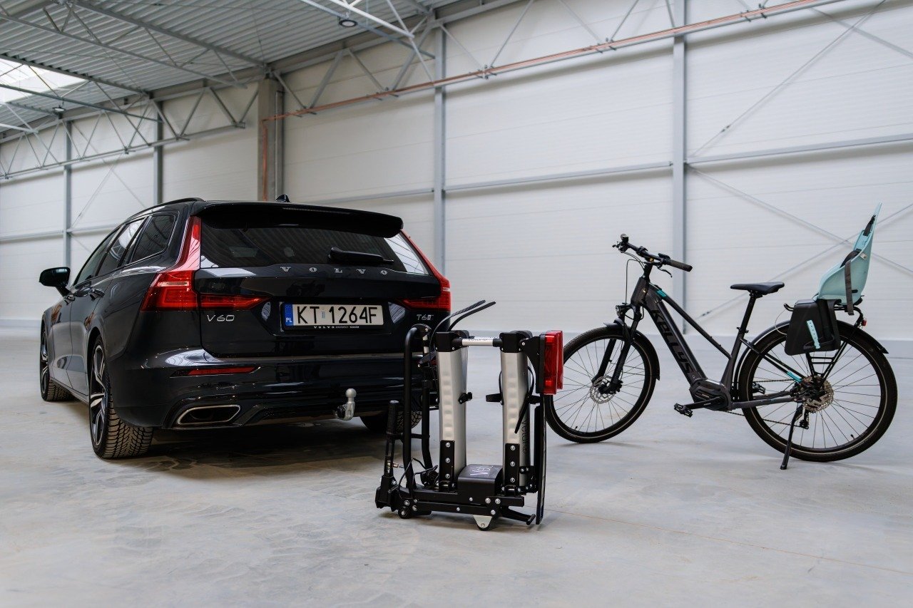 Wiosna na dwóch kołach zaczyna się od… haka. Jak wygodnie transportować rowery w 2026 roku