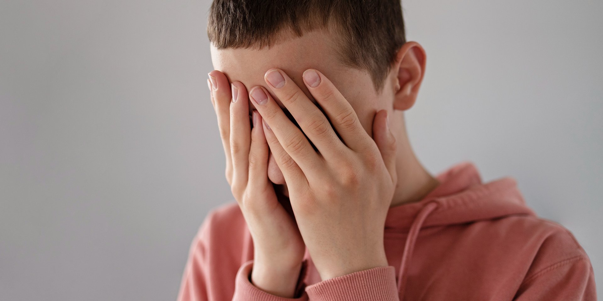 Dlaczego dzieci ukrywają ból przed rodzicami? Wyniki badania zaskakują
