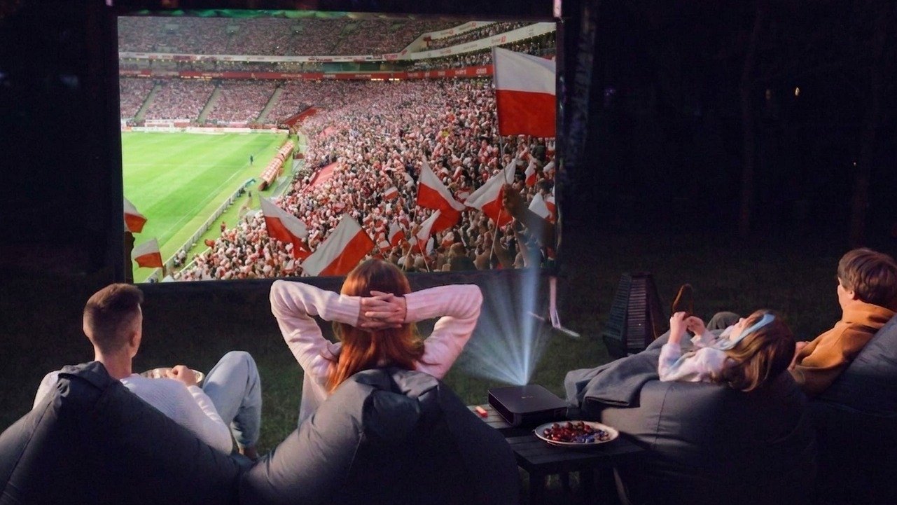 Baraże Mistrzostw Świata w domowym wydaniu. Projektory Dangbei tworzą strefę kibica jak na stadionie