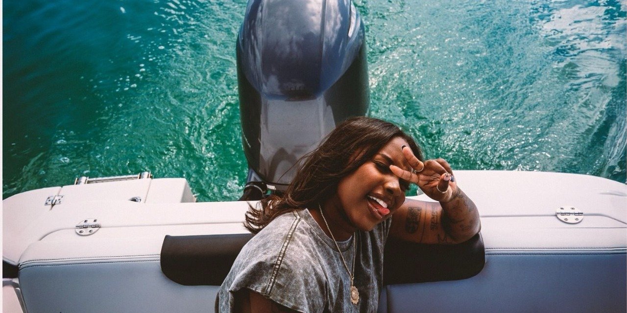 J Noa cuestiona el costo del éxito en su nuevo sencillo, “FAMA”