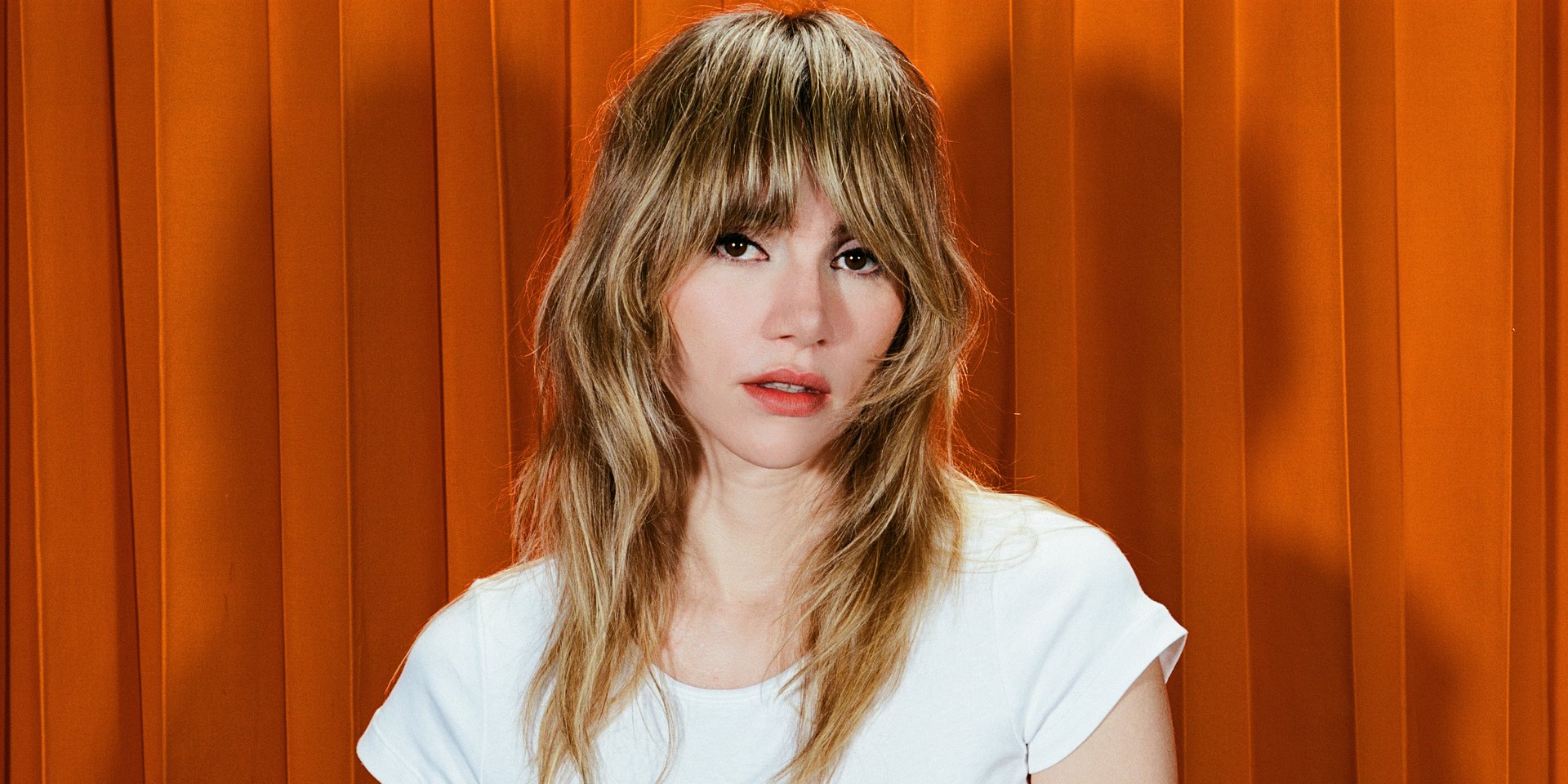 Suki Waterhouse rozkochuje się w życiu w nowym singlu „Back In Love”