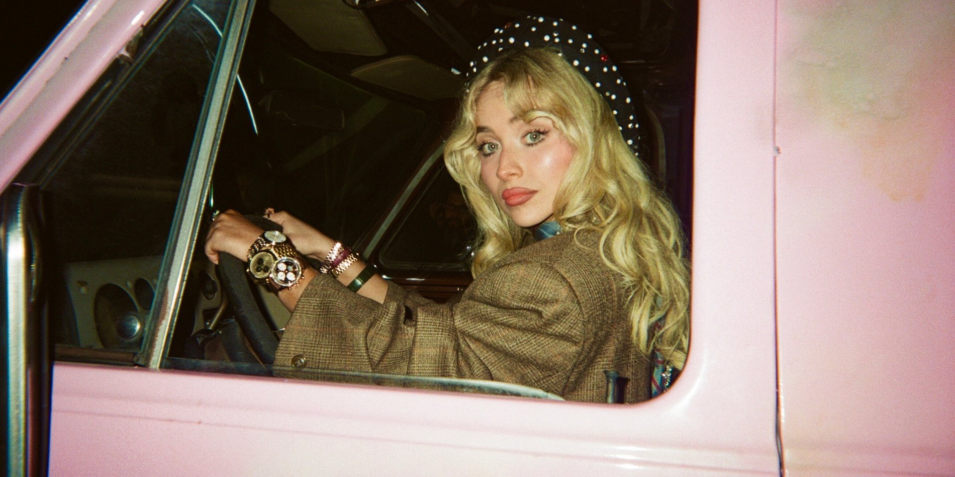 Sabrina Carpenter nie czeka na zaproszenie do środka w klipie do „House Tour”