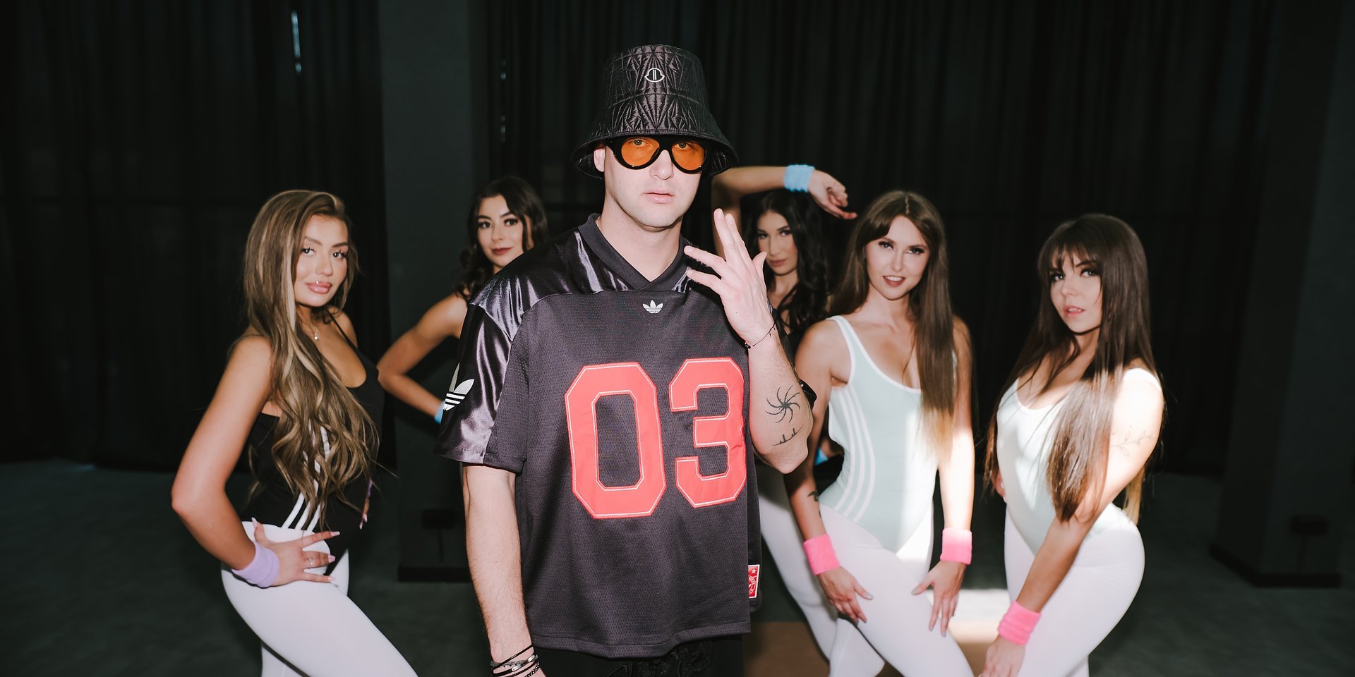 Niekończąca się impreza w nowym singlu Wac Toja.