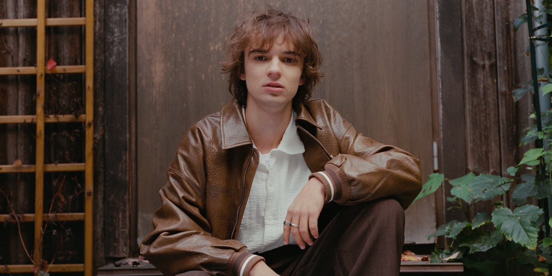 „Chciałbym być kotem”, czyli Wiktor Waligóra z nowym singlem i ogłoszeniem jesiennej „Krótkiej Trasy o Miłości”