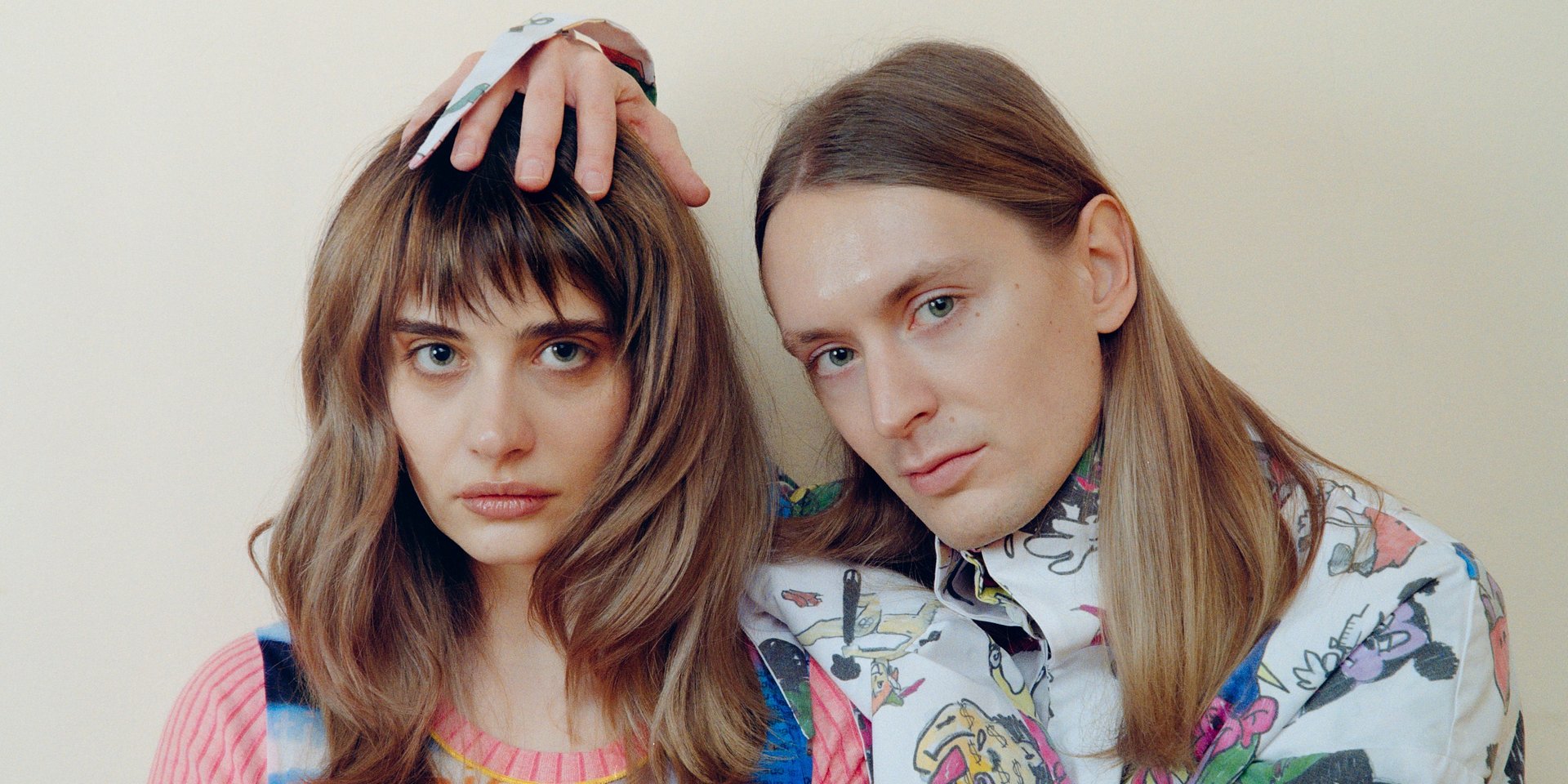 Między snem a pętlą - Coals wracają z hipnotycznym singlem „basen”