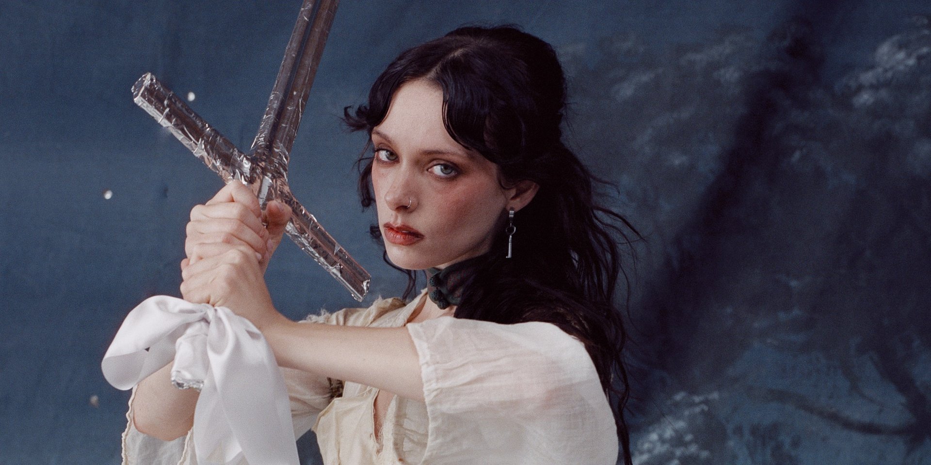 „Cruel World” – wyczekiwany album Holly Humberstone już dostępny