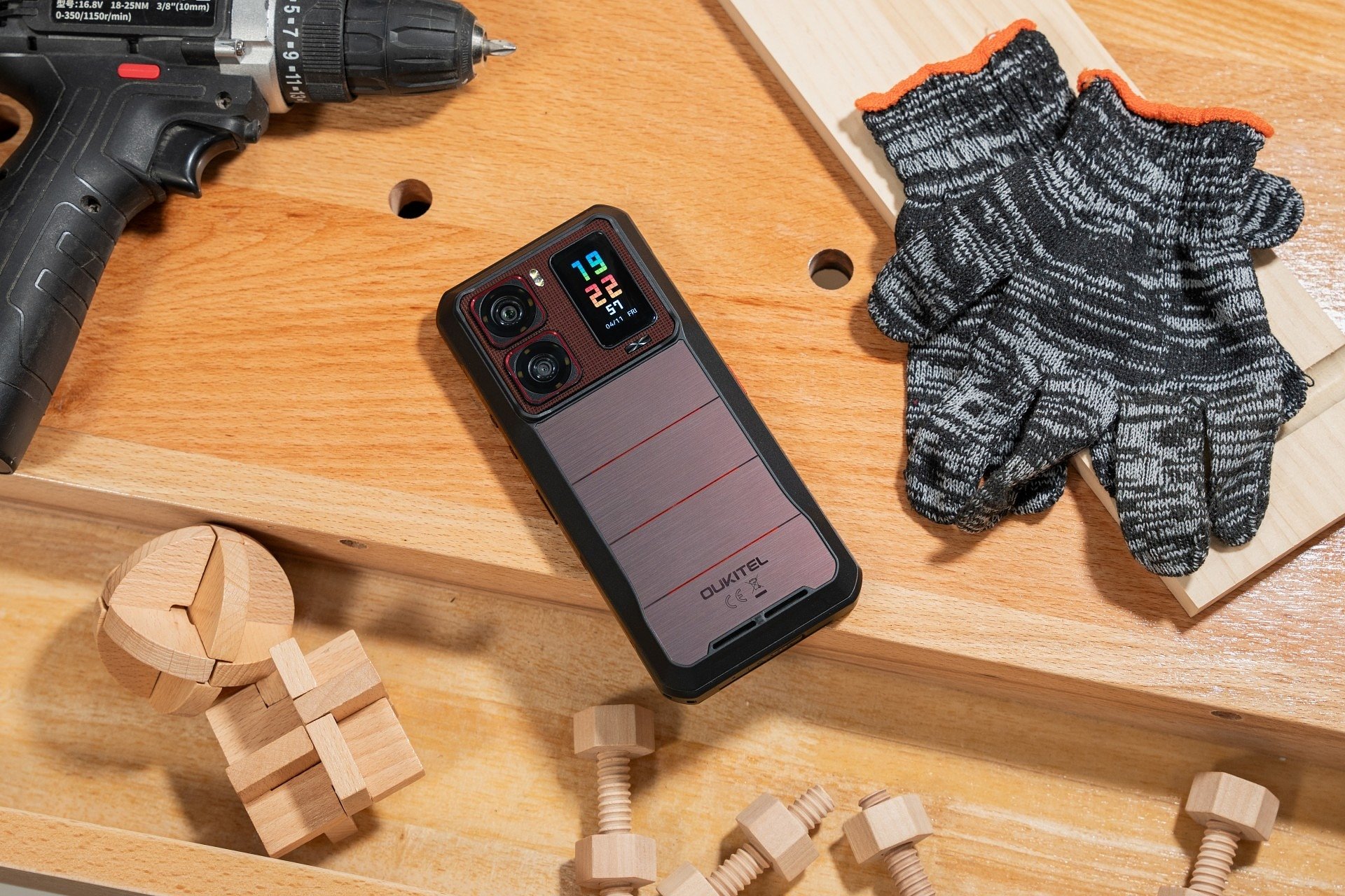 Smartfon zamiast skrzynki z narzędziami? Pancerne modele OUKITEL na wiosenny remont i budowę