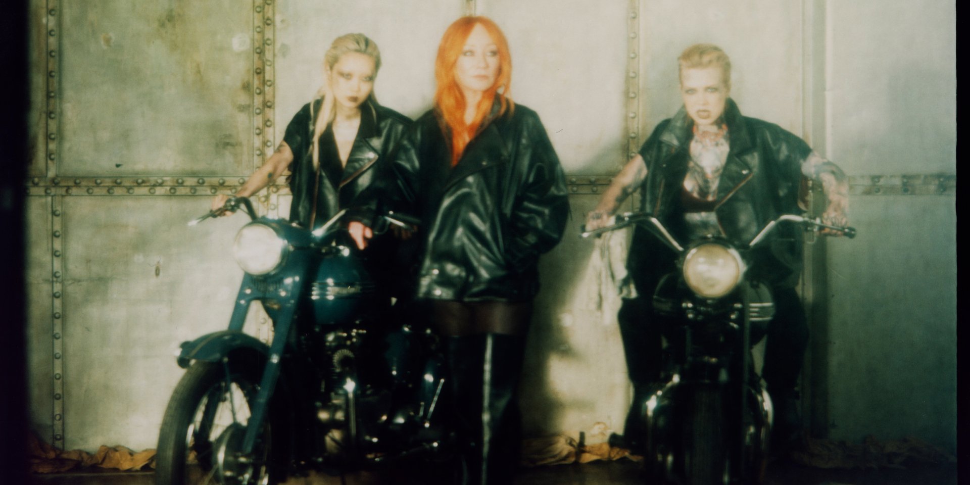 Tori Amos podtrzymuje ogień z „Gasoline Girls”