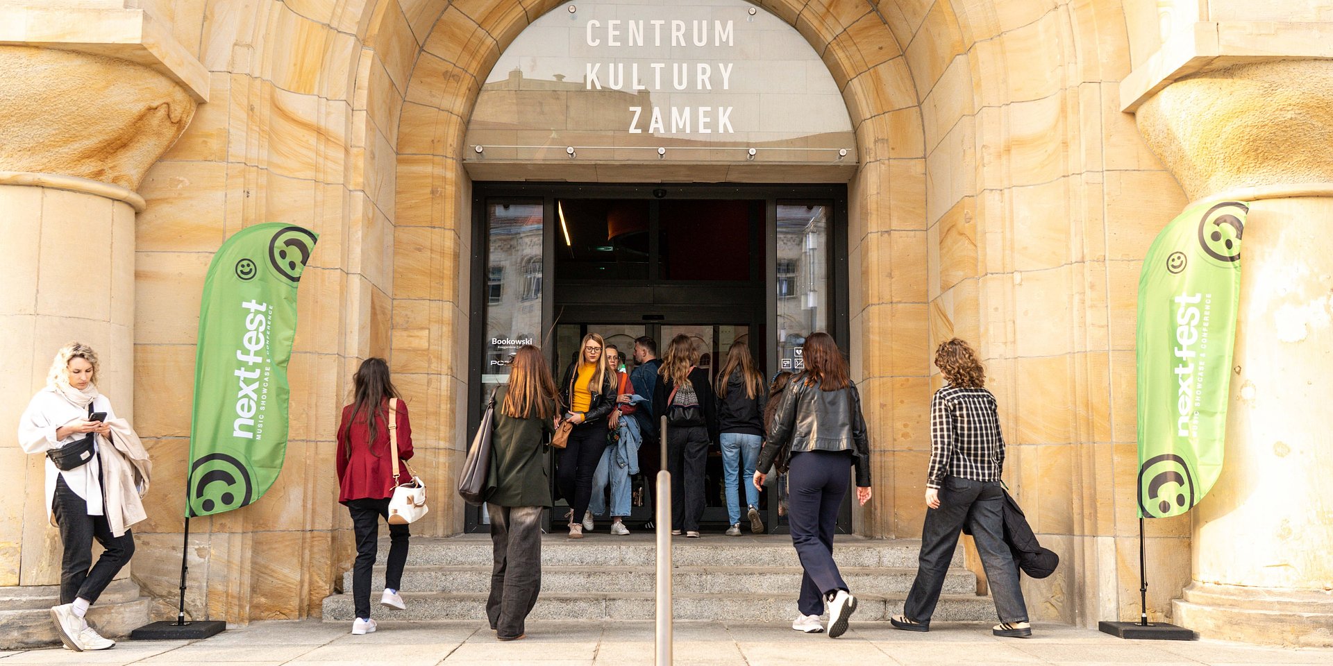 Czas wejść do dżungli – zaczynamy NEXT FEST! Twój przewodnik po pierwszym dniu