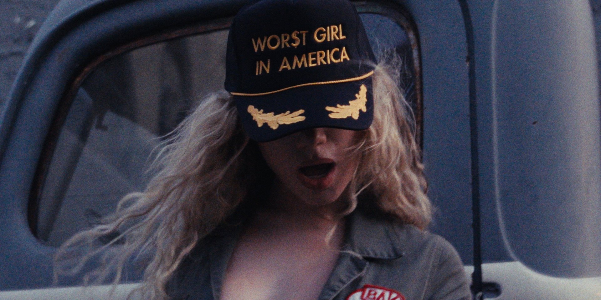 SLAYYYTER VYDÁVÁ NOVOU SKLADBU „BROKE BITCH FREE$TYLE“ PŘED VYSTOUPENÍM NA DRUHÉM COACHELLA VÍKENDU