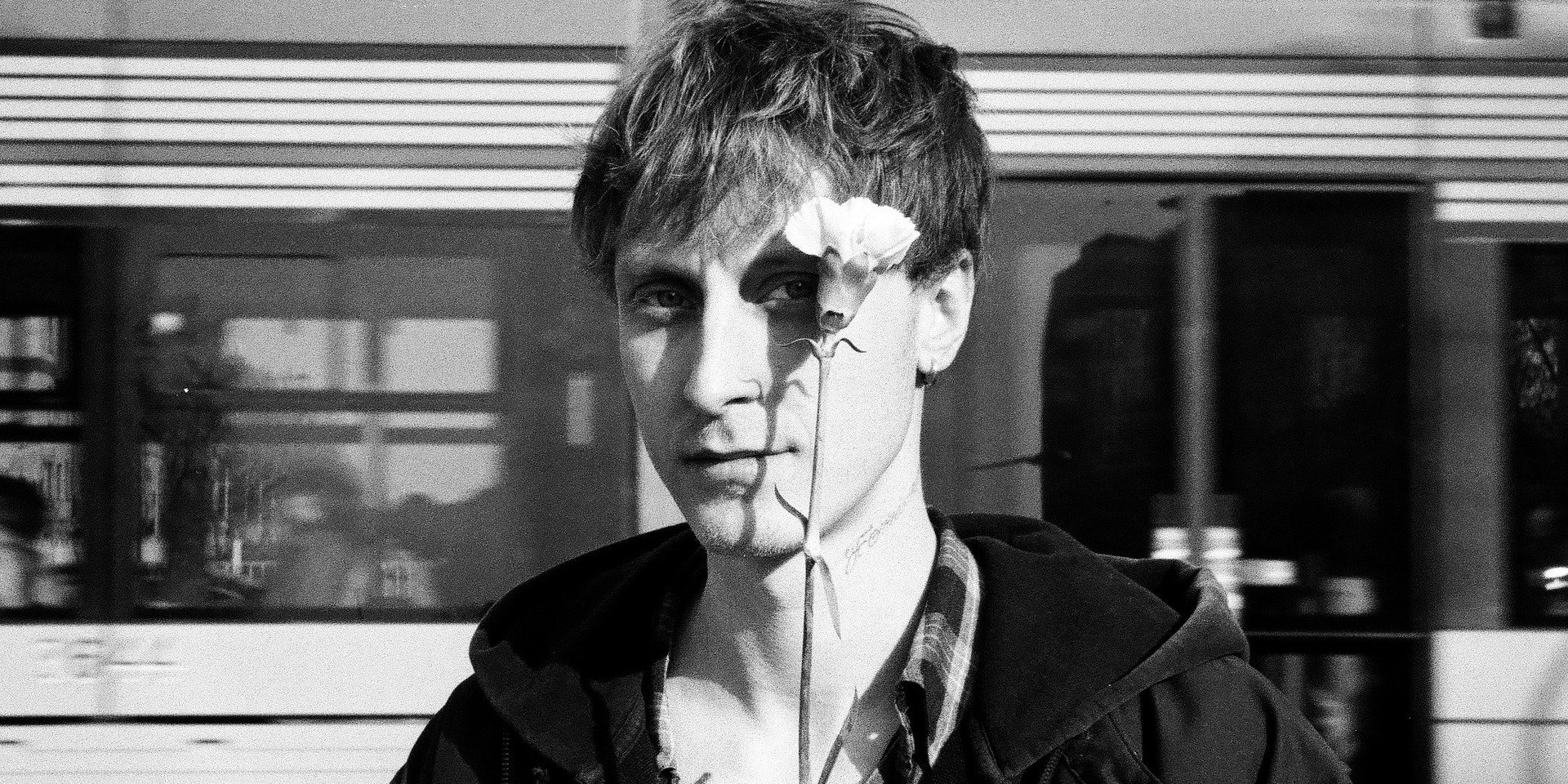 Frank Leen wraca z nowym singlem „powiem/nie powiem”