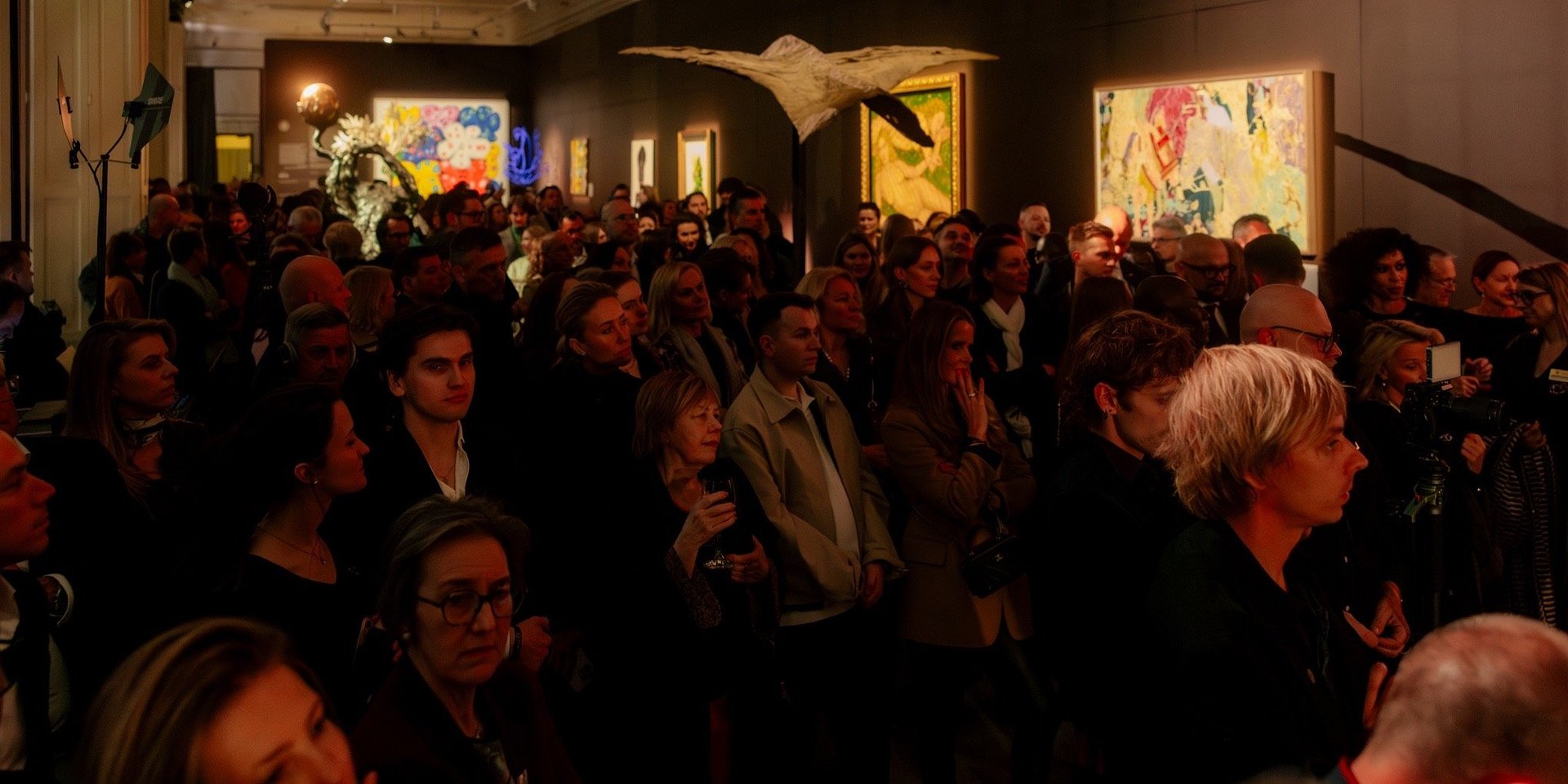 Wilanów pękał w szwach! Omenaa Mensah – ambasadorka Afryki w Europie – świętuje 5-lecie TOP CHARITY z tłumem polskich i światowych gwiazd. Promując Polskę na salonach międzynarodowych i pokazując topową sztukę afrykańską i międzynarodową.