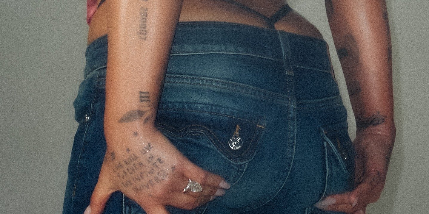Demi Lovato zakłada biodrówki i szykuje edycję specjalną płyty „It’s Not That Deep”