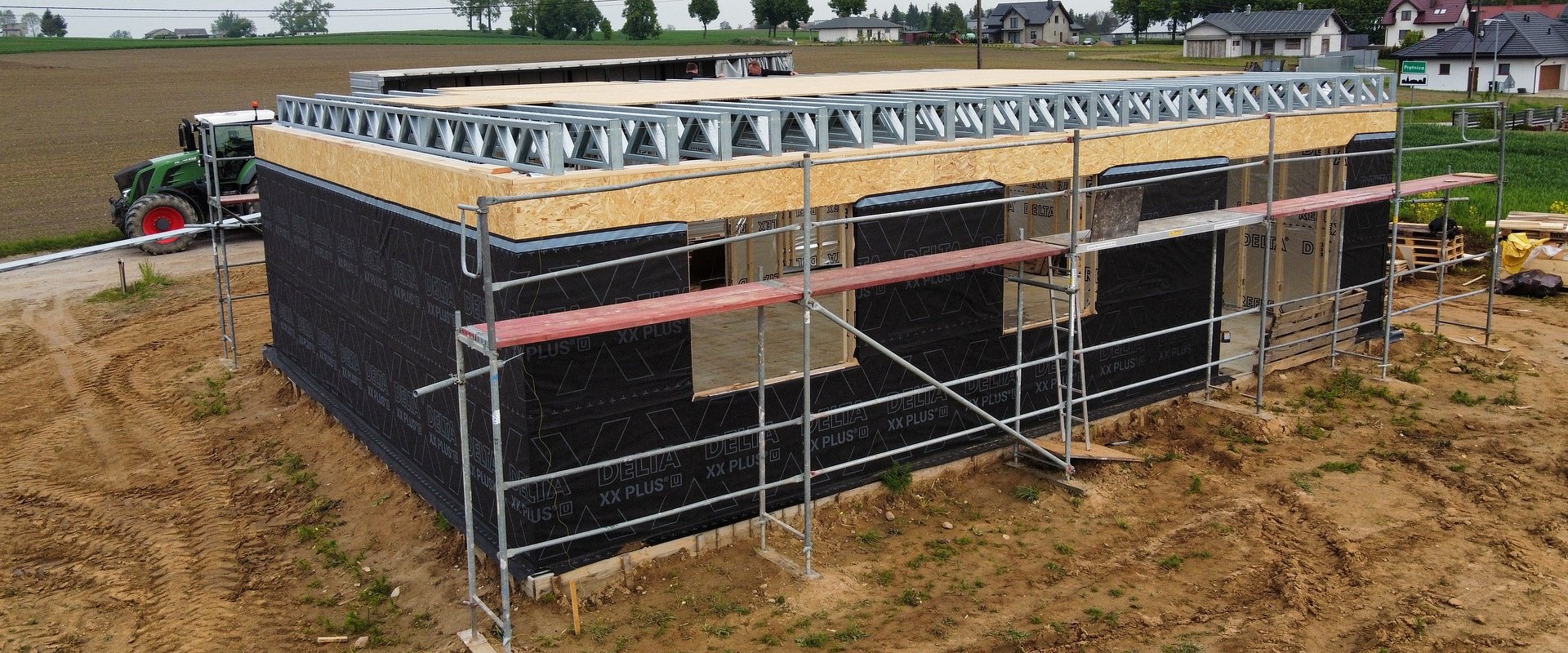 Domy szkieletowe wymagają wyjątkowej ochrony i izolacji. W tej realizacji w Lubawie maksymalnie zadbano o odporność konstrukcji