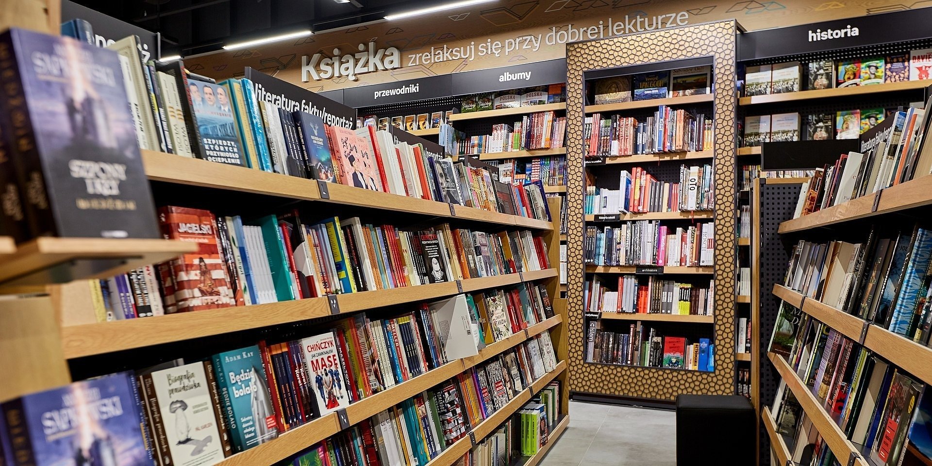 Dzień Książki: Empik pokazuje, po jakie tytuły sięgają Polacy