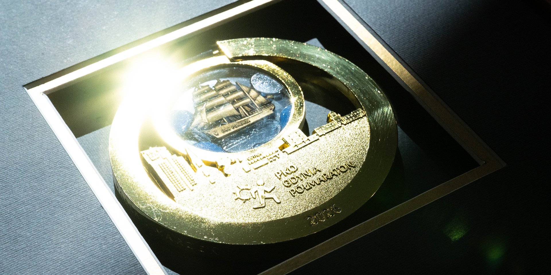 Gdynia na ostatniej prostej przed wyjątkowym biegiem na stulecie miasta - PKO Gdynia Półmaratonem. Na plaży stanęły już konstrukcje - to strefa mety