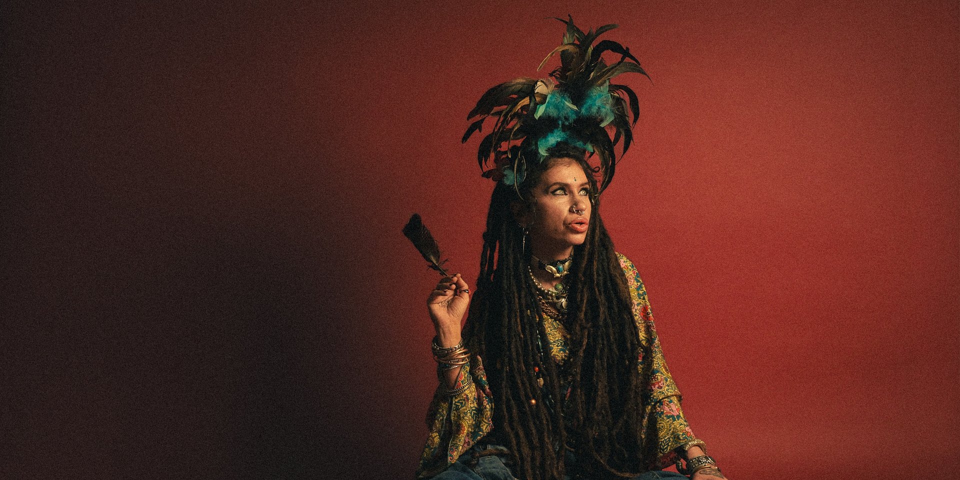 „Honey B” to dwie minuty bezkompromisowej rock’n’rollowej energii, która mogłaby wysłać rakietę w kosmos.