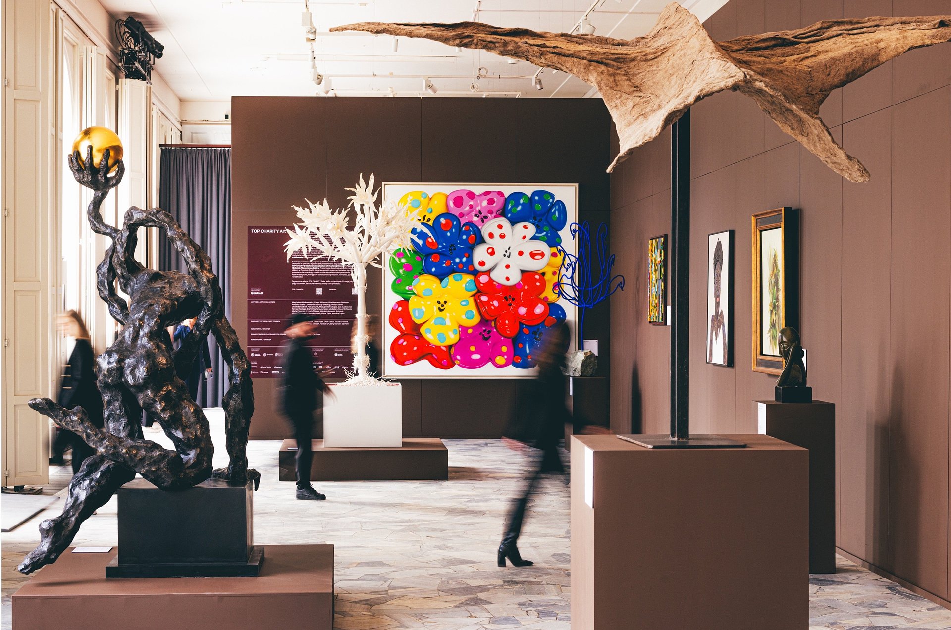 Abakanowicz, Juszkiewicz i Mahama po raz pierwszy w jednej przestrzeni. Jubileuszowa wystawa TOP CHARITY Art 2026 w Wilanowie