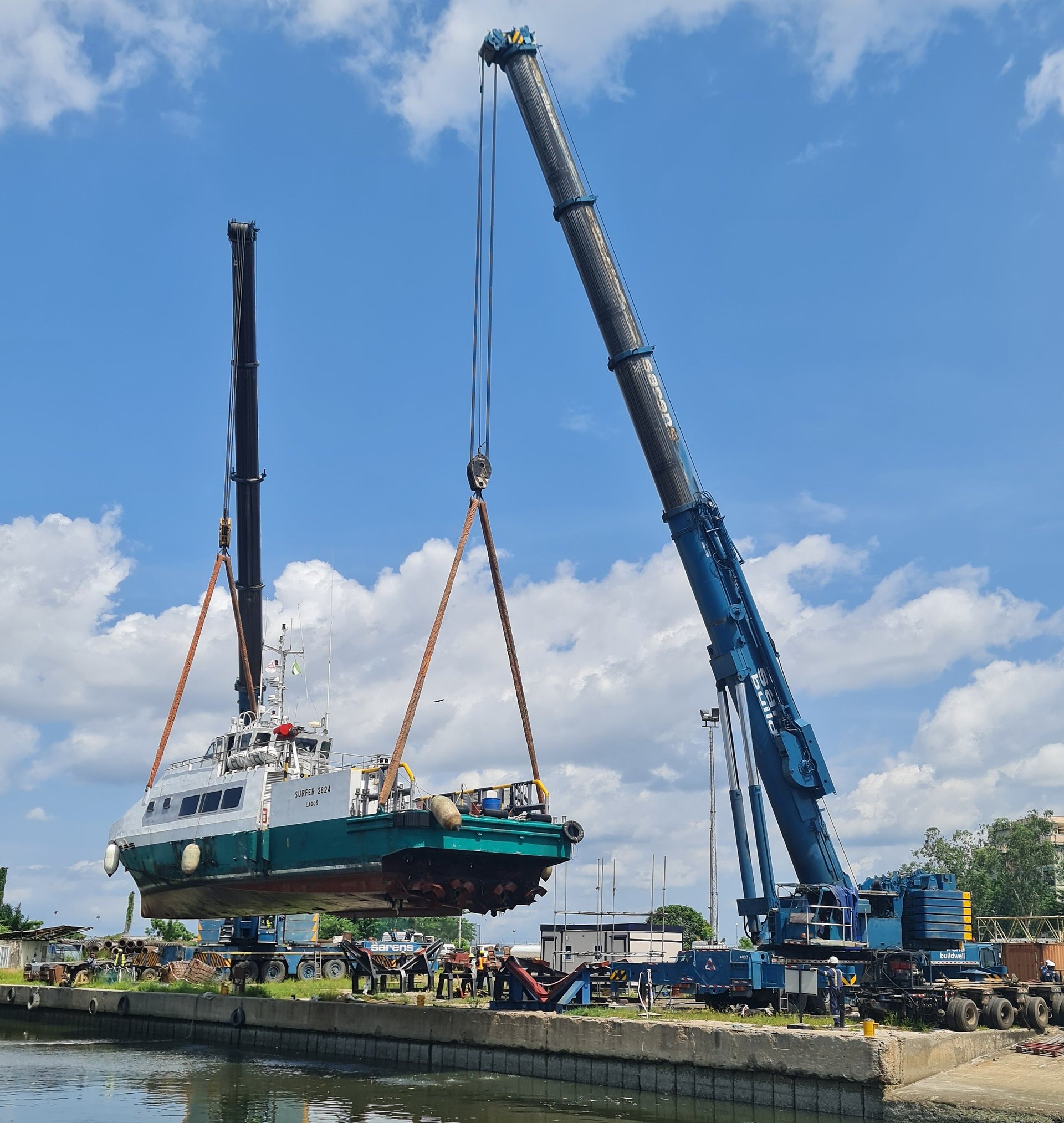 Sarens completes a tandem lifting operation for the maintenance of Surfer vessel in Port Harcourt