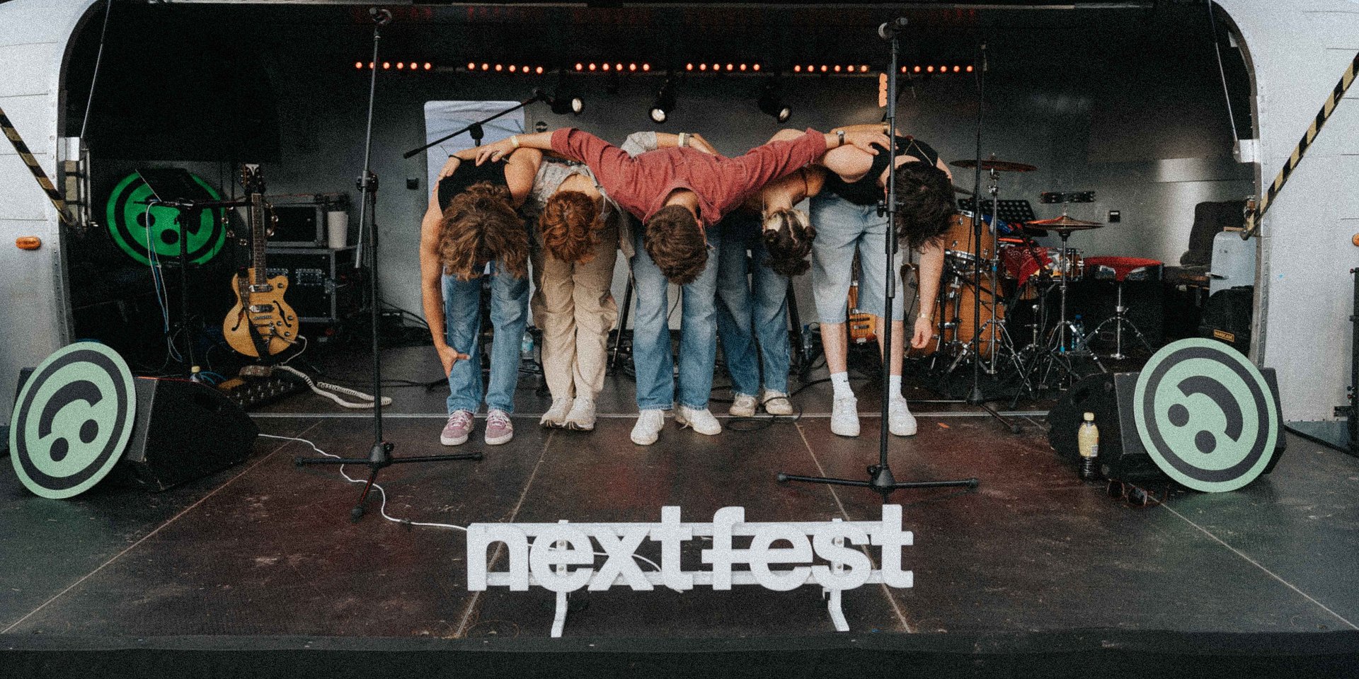 Poznaj 20 artystów, o których będzie głośno tego lata – NEXT FEST jedzie w trasę z Erste Letnie Brzmienia