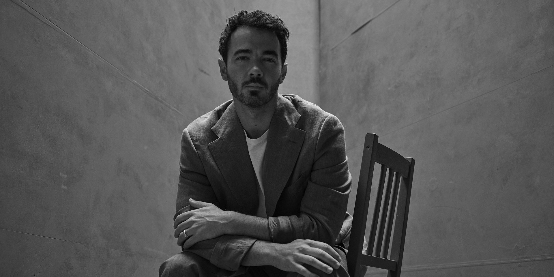 Kevin Jonas kontynuuje solową drogę singlem „Little Things”
