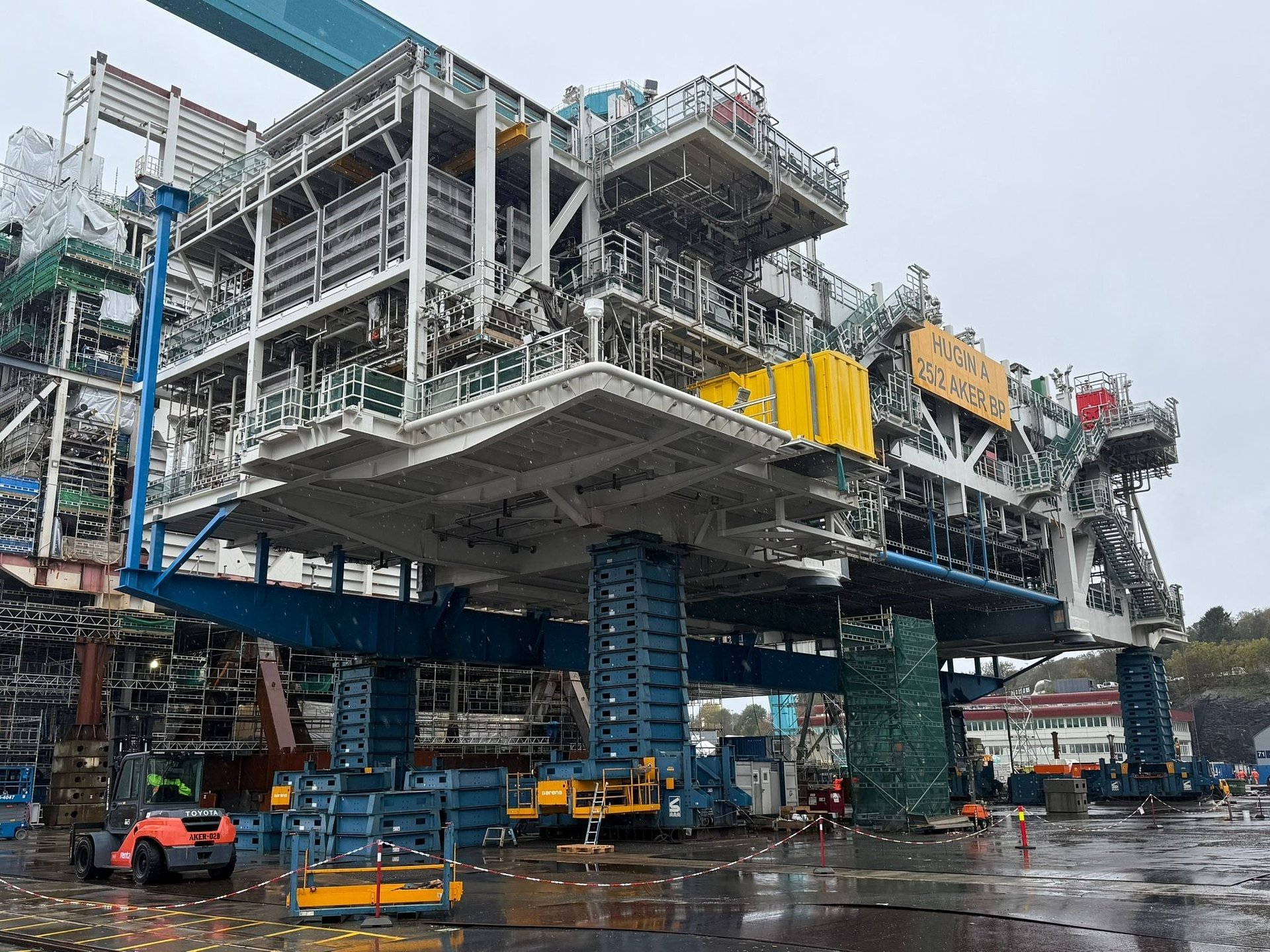 Sarens accelerates logistics tasks for Valhall PWP ahead of the load-out of the complete 17,000-ton topside