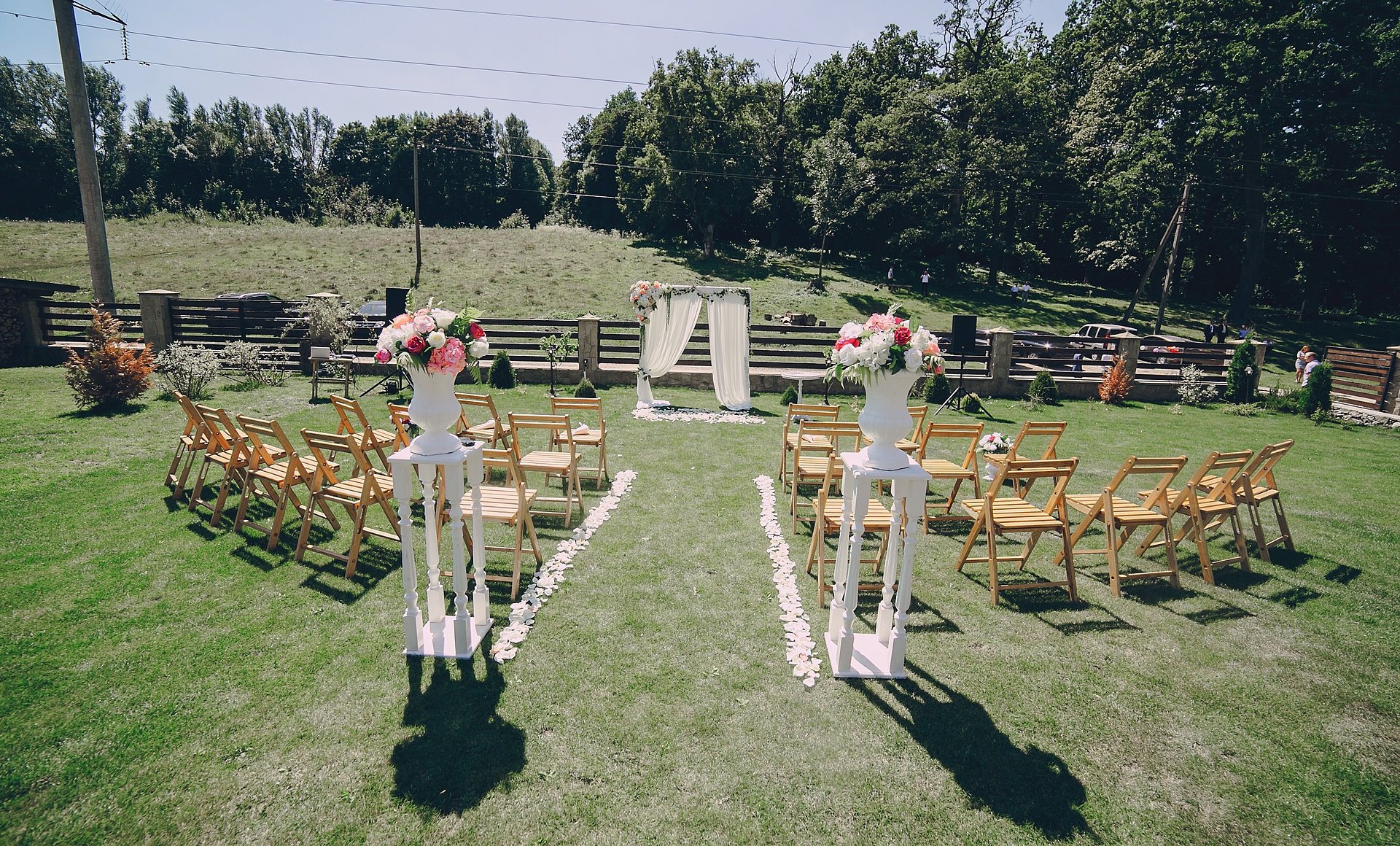Slow wedding w ogrodzie. Jak natura, funkcjonalność i skandynawska estetyka zmieniają sposób organizacji wesel?
