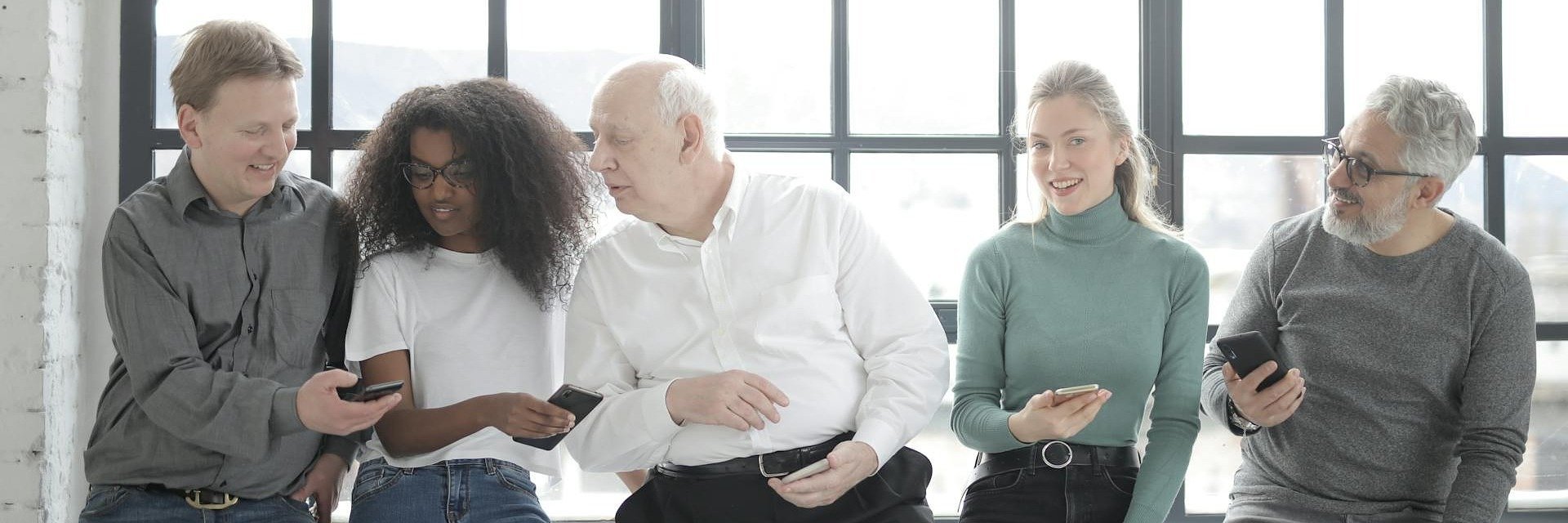 Proszą o porady zdrowotne, finansowe, a nawet sercowe – czyli jak pokolenie baby boomers korzysta z AI? [raport Capgemini]