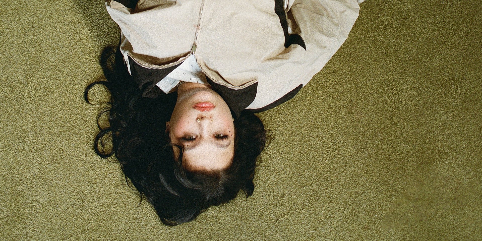 Lola Young wraca z nowym singlem „From Down Here”