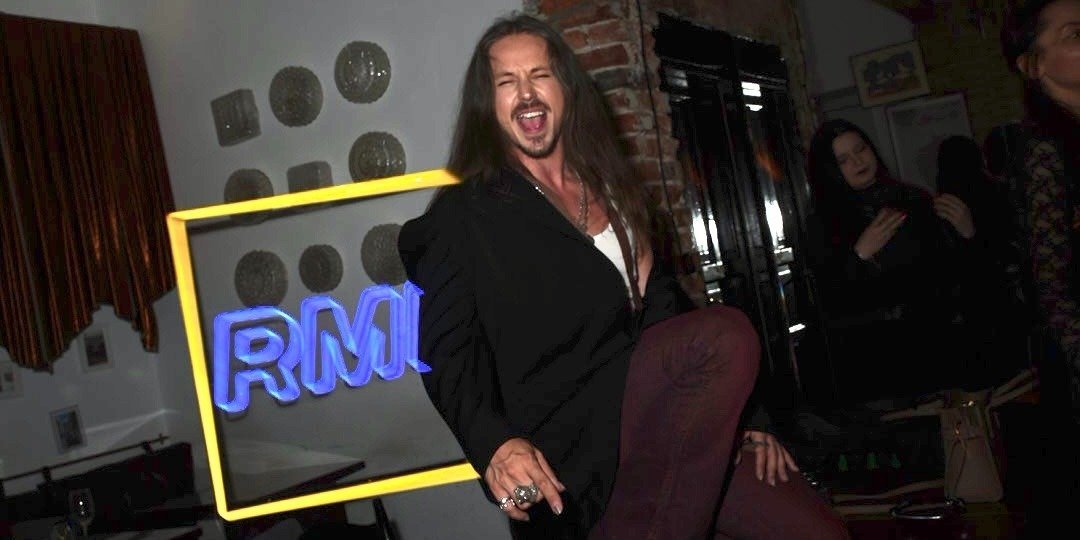 Michał Szpak premierowo zaprezentował nowy singiel „Maj”. Nocne spotkanie z fanami w centrum Warszawy i tańce na stole w jednym z warszawskich klubów