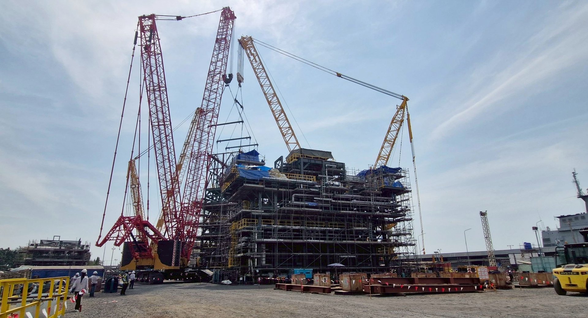Sarens successfully completes load test of a 1,189.6-ton lifting frame for a large industrial module at ExxonMobil's yard in Chonburi, Thailand