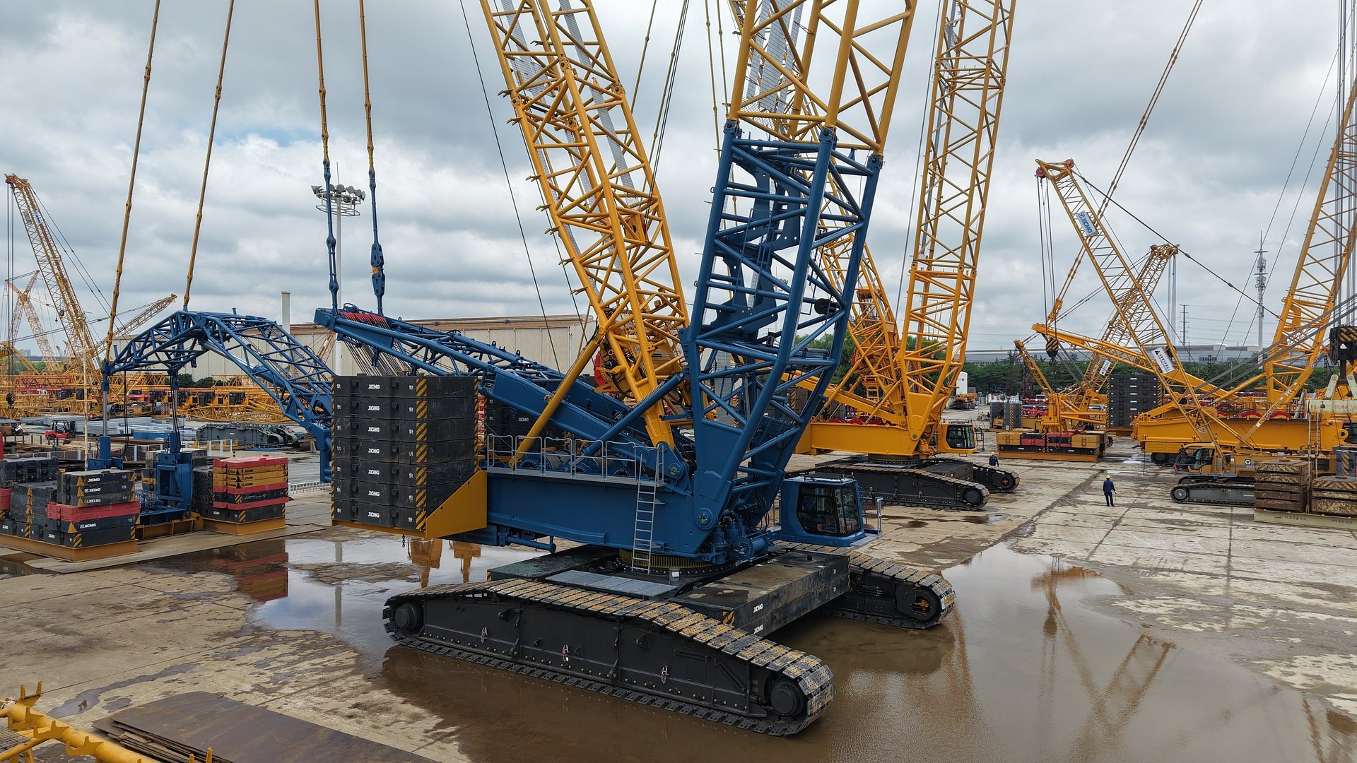 Sarens adds the new XCMG XCL18000M crane to its South African fleet, one of the largest Crawler Crane in the region with a maximum lifting capacity of 1,300 tons