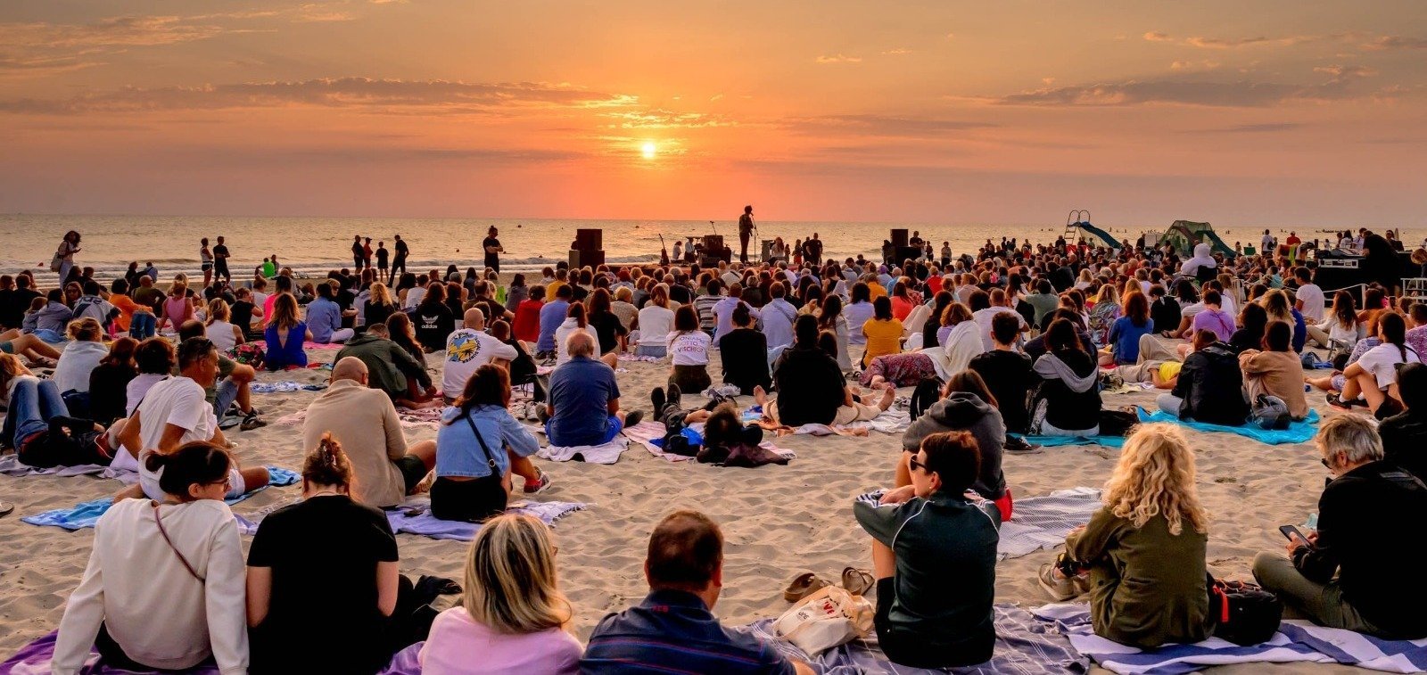 Albe in controluce 2026: domenica 21 giugno a Riccione il primo concerto all’alba con Venerus