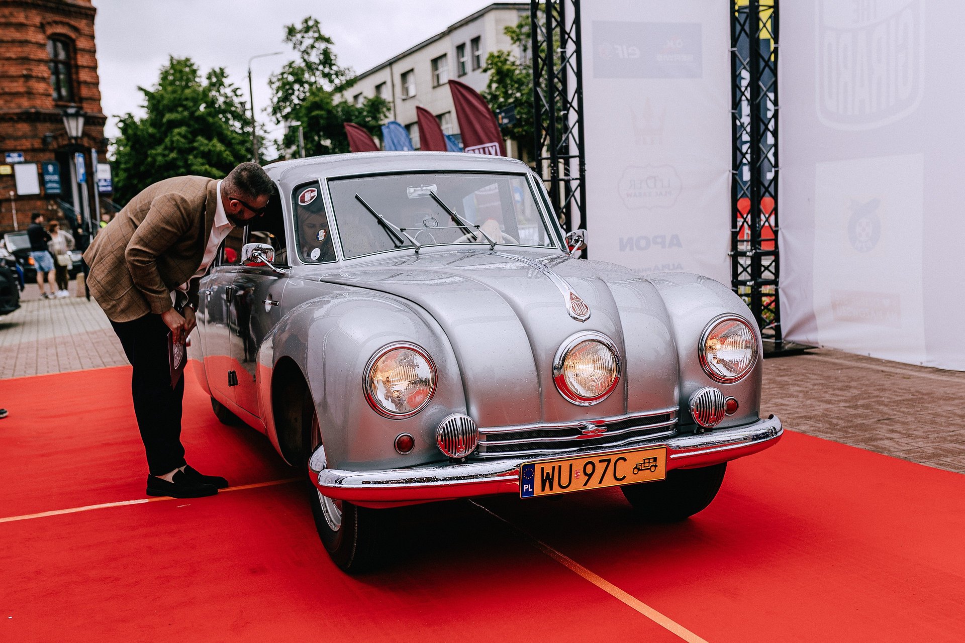 Sukces pierwszej edycji Rally The Girard! Ponad 62 załogi i motoryzacyjne perły na ulicach Żyrardowa