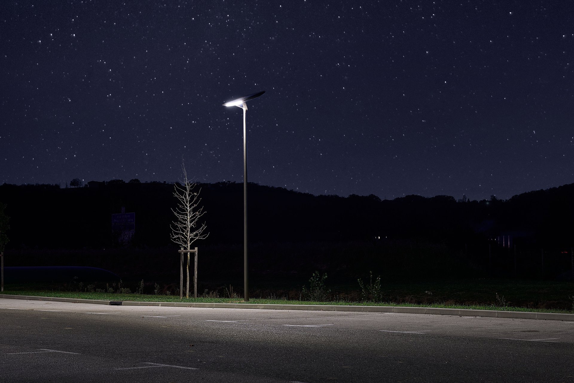 Illuminazione pubblica: oltre il risparmio energetico. Fonroche Lighting presenta Helia, il lampione solare autonomo che cambia l’approccio alla luce urbana