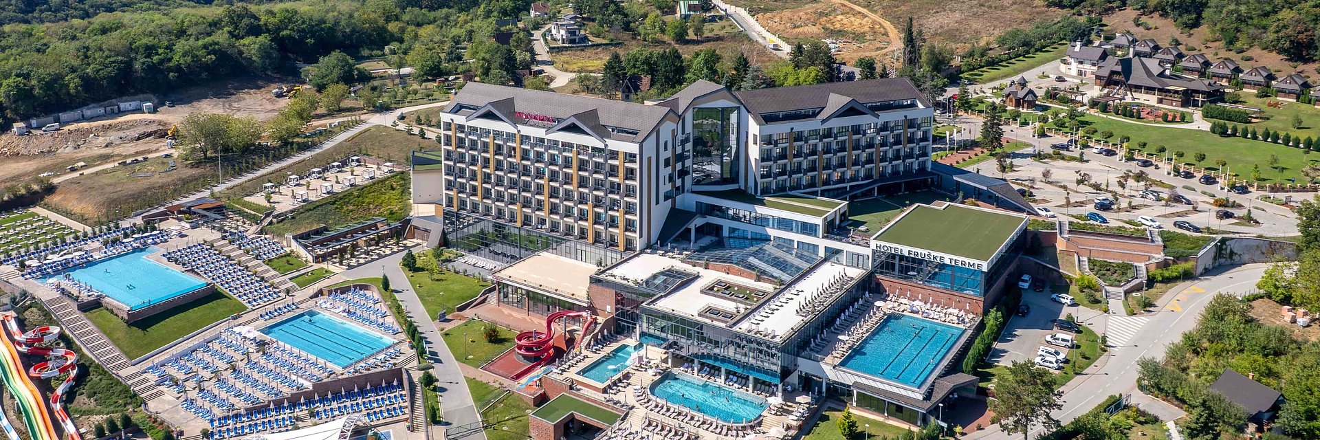 Masowa turystyka w hotelach nie musi być głośna. W tym resorcie w Serbii zadbano o przyjazną akustykę