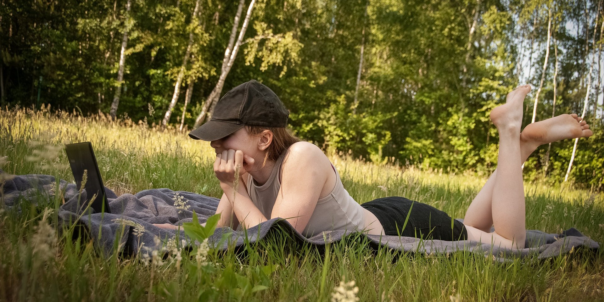 Koniec “pracy na zmywaku”, czyli smart freelancing. Jak studenci i firmy redefiniują wakacyjną pracę?
