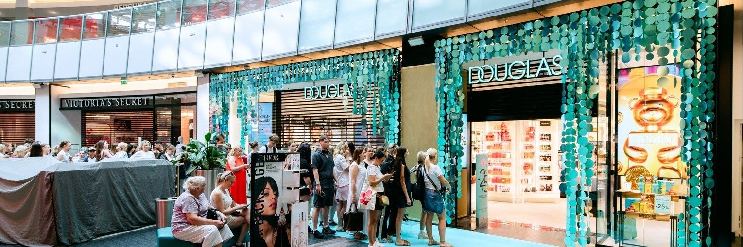 DOUGLAS STAWIA NA JAKOŚĆ DOŚWIADCZEŃ ZAKUPOWYCH. FLAGOWA PERFUMERIA W ZŁOTYCH TARASACH PO KOMPLEKSOWEJ MODERNIZACJI