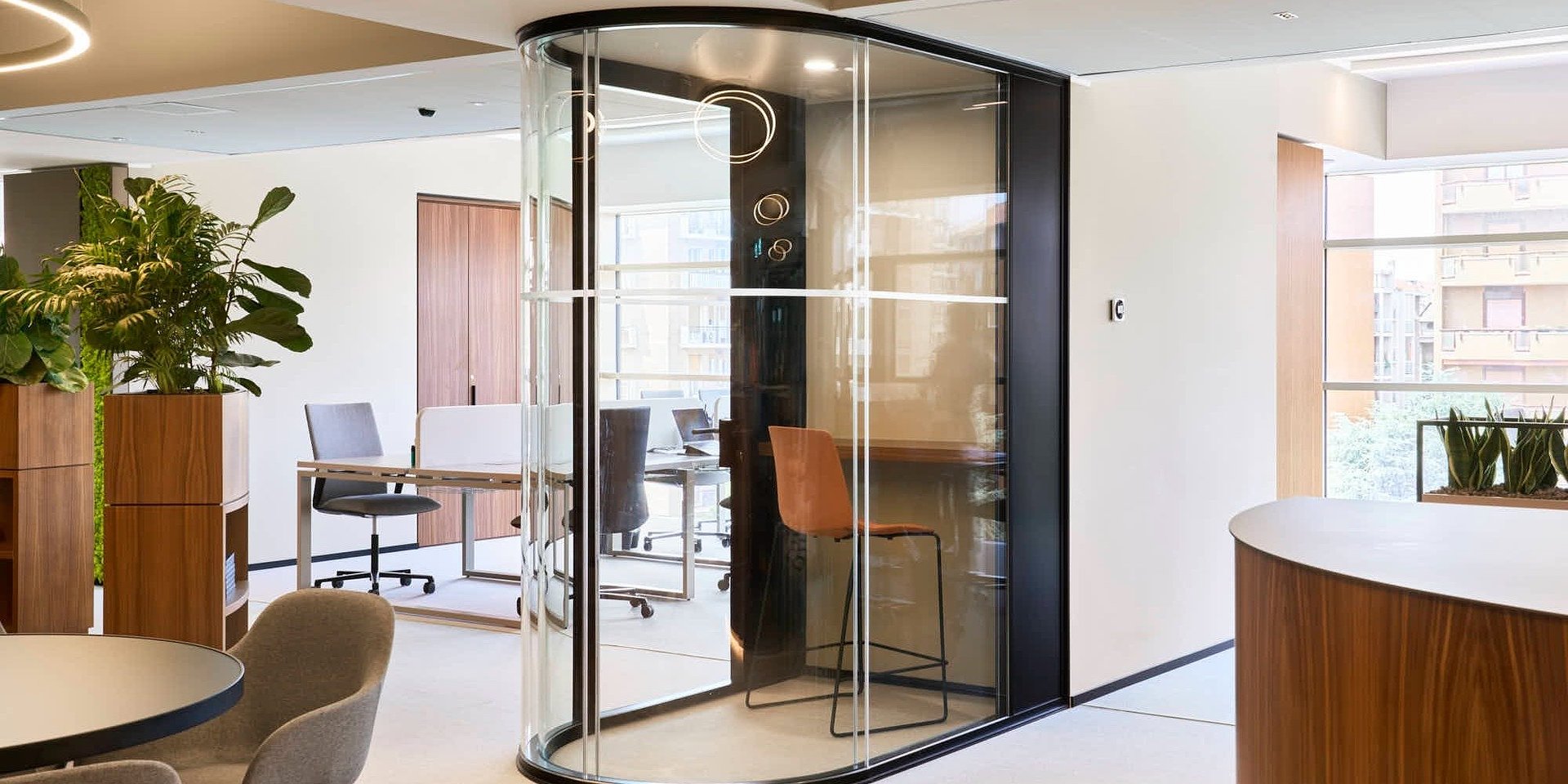 Curve, comfort e performance acustiche: Luconi firma gli spazi della sede Honegger con il sistema Simple Bold