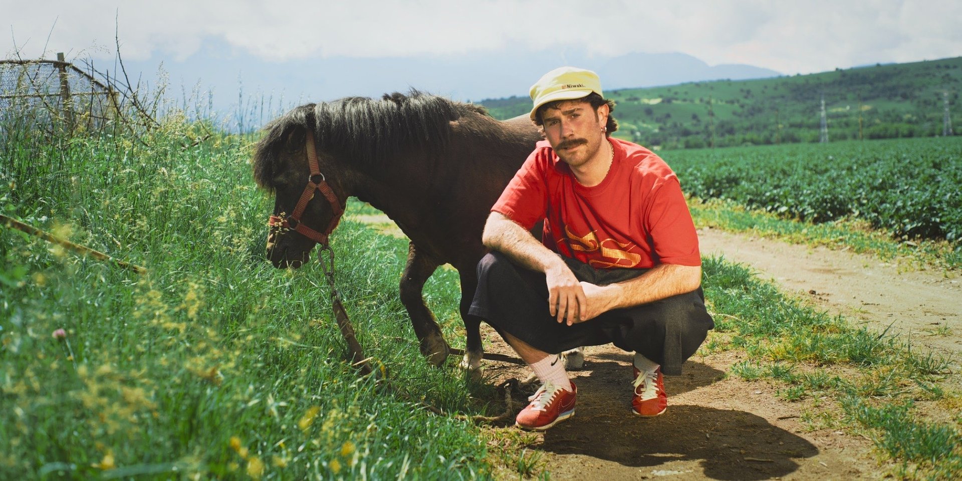 Sam Tompkins zapowiada poruszający i emocjonalny album „Are We Gonna Sing?”