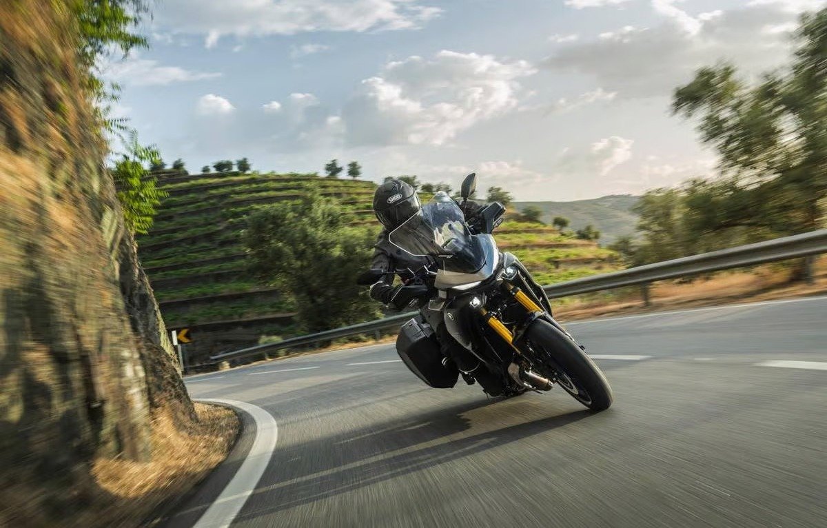 GAMMA YAMAHA: CURVE D’ALTA QUOTA TRA PASSI E VALLATE